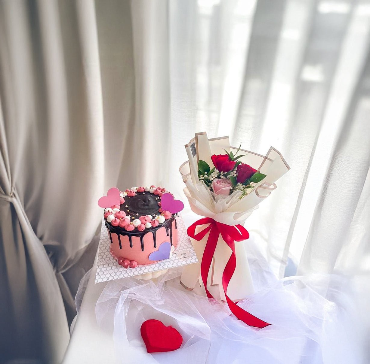 Chocolate Brownie cake 500 gms. with bouquet